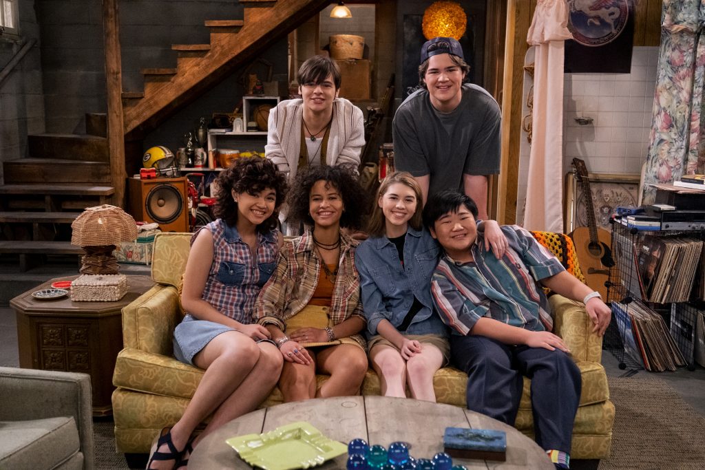 (L to R) Sam Morelos as Nikki, Mace Coronel as Jay, Ashley Aufderheide as Gwen Runck, Callie Haverda as Leia Forman, Maxwell Acee Donovan as Nate, Reyn Doi as Ozzie in episode 101 That 90s Show. Cr. Patrick Wymore/Netflix © 2022