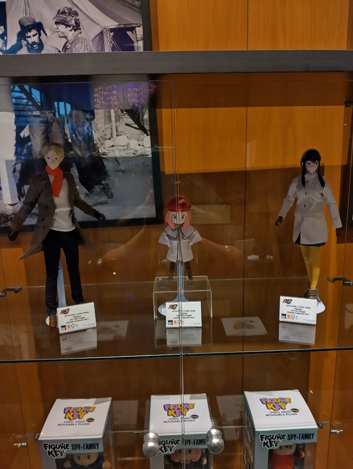 Spy x Family Code: White Loid, Anya, and Yor figurines.