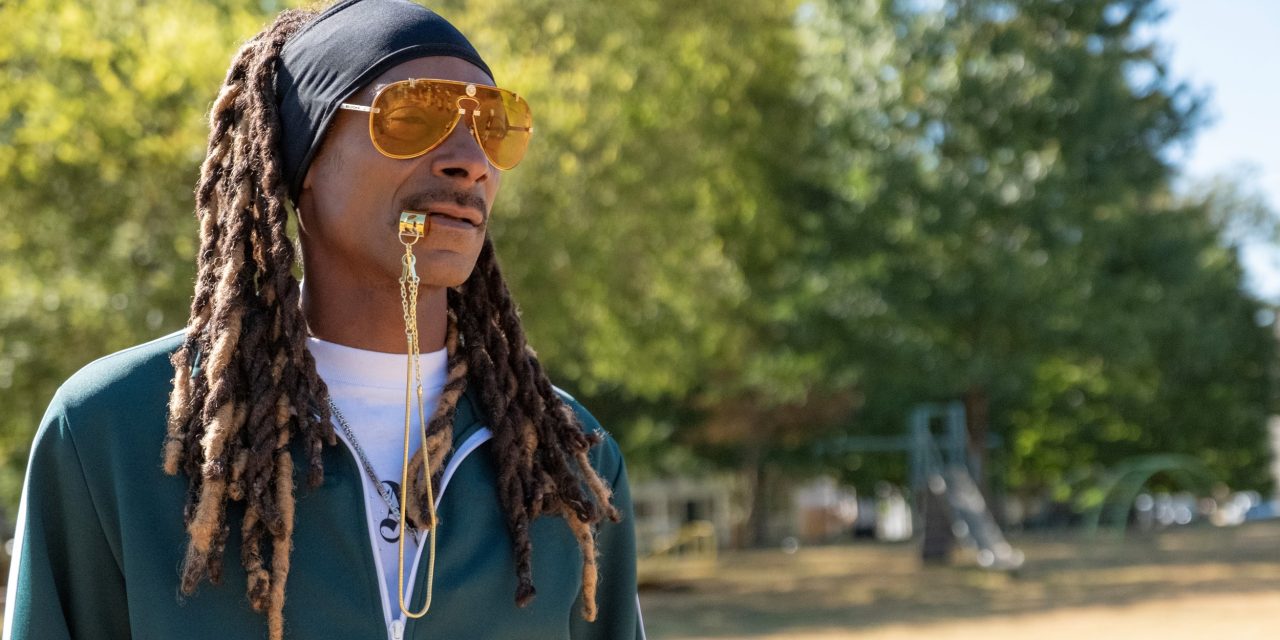 The Underdoggs: Snoop Dogg Coaches Pee-Wee Football In New Sports Comedy [Trailer]